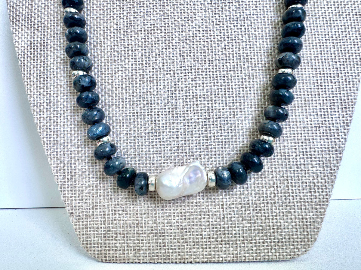 Stonehaven Necklace Gray